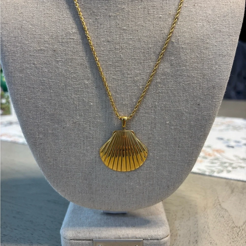Elegant Gold Shell Necklace - Picture 10 of 10